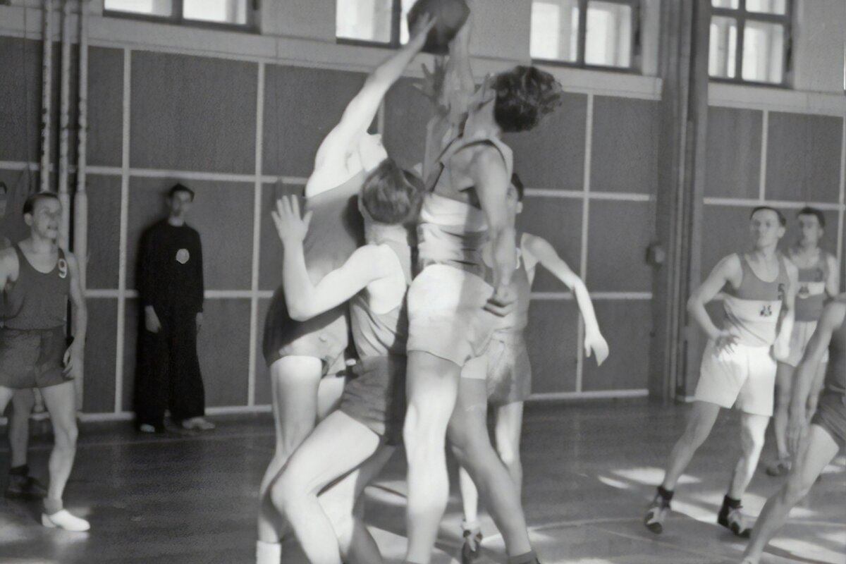 Tampereen Kooveen logo ja historiallinen urheilukuva