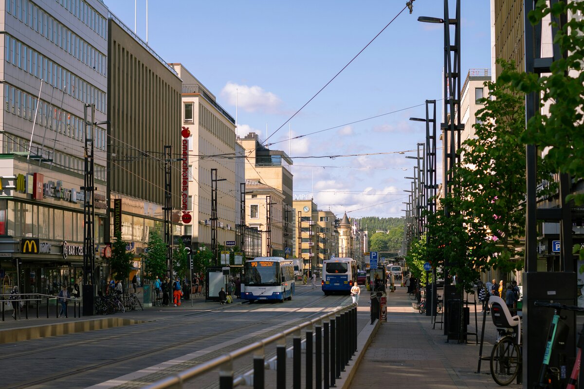 Erilaisia urheiluvälineitä vierekkäin