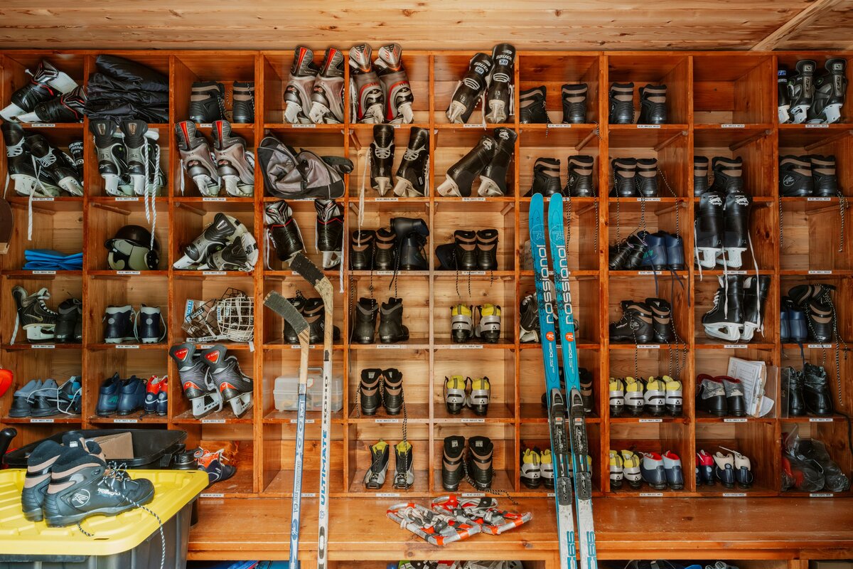 Jääkiekkovarusteita pukukopissa